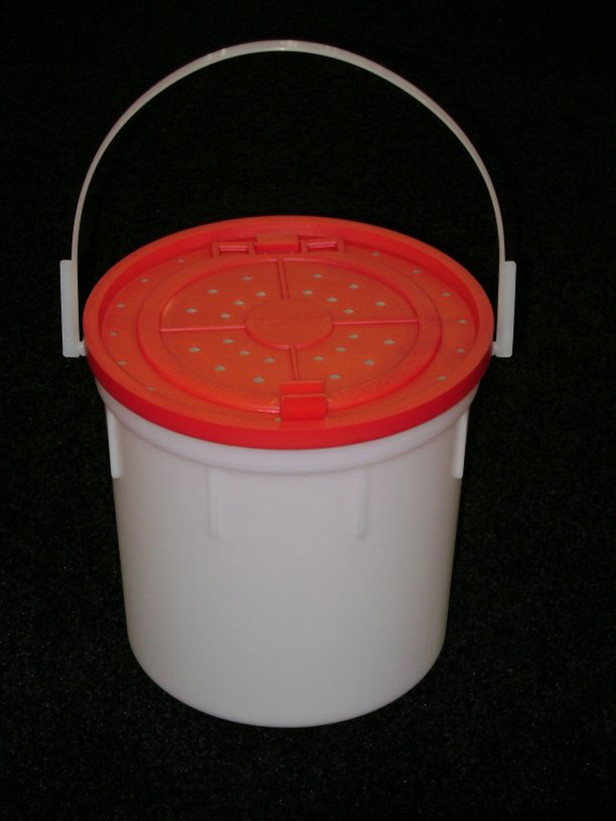 Challenge Plastics Bait Bucket with Lid
